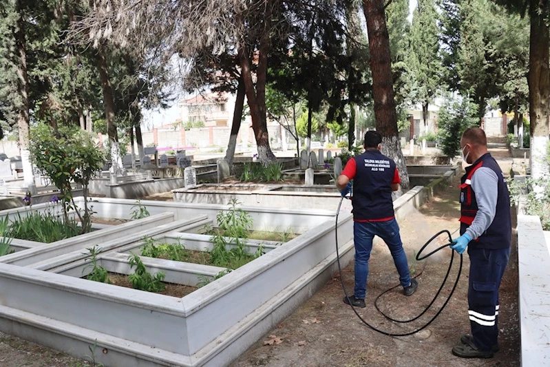 Yalova Belediyesi’nden mezarlıklarda temizlik çalışması
