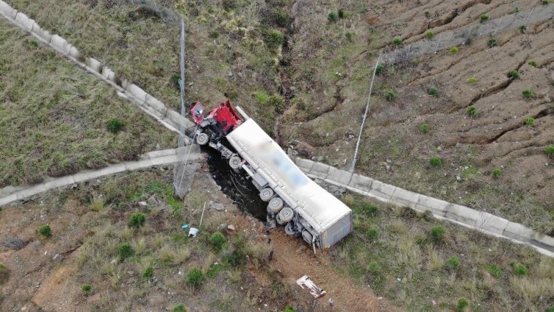 Kuzey Marmara otoyolunda bariyerleri aşarak şarampole uçan TIR havadan görüntülendi