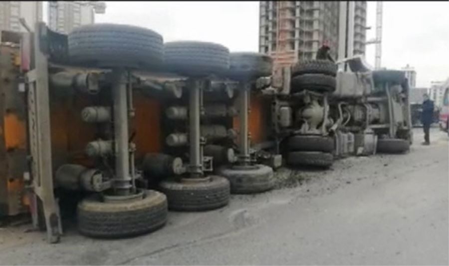 Esenyurt Haramidere Tem bağlantı yolu bahçeşehir istikametinde, virajı alamayan hafriyat kamyonu devrildi. Kaza nedeniyle bölgede trafik yoğunluğu yaşanıyor.