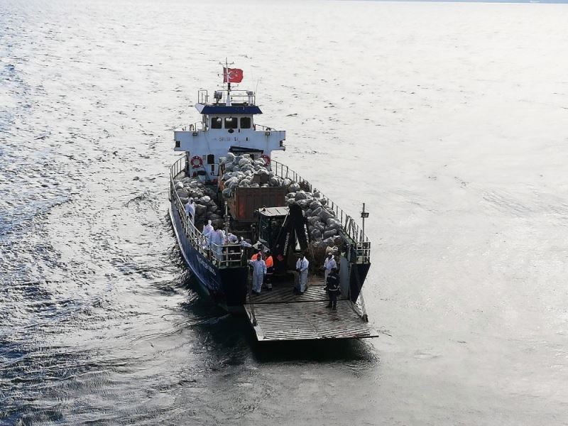 Büyükada’da faytonlardan oluşan tonlarca çöp gemiye yüklenip İstanbul’a taşındı