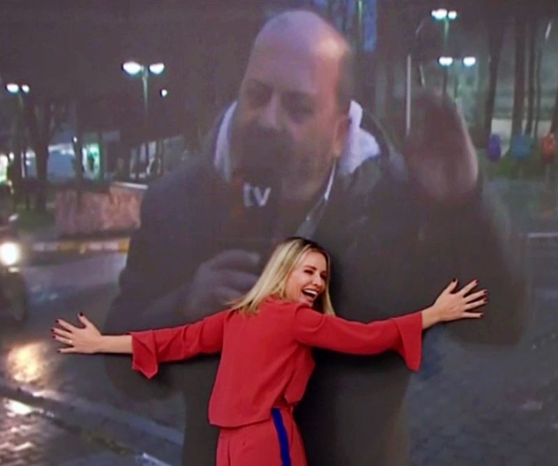 Esra Erol sevincini gizleyemedi, led ekranda bulunan muhabirinin görüntüsüne sarıldı
