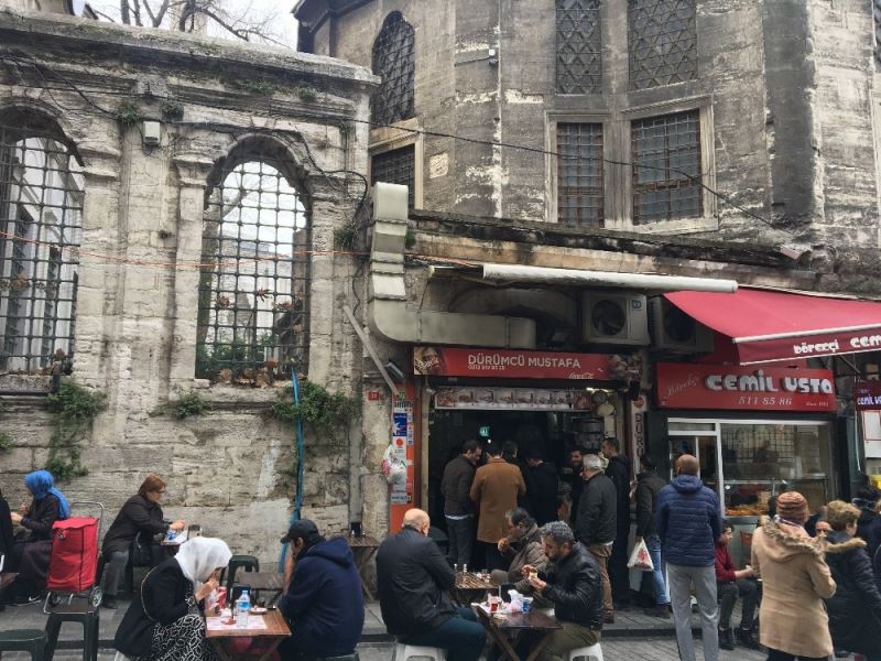 (Özel)Duman altında kalan tarihi Nuruosmaniye Cami duvarındaki is havadan görüntülendi
