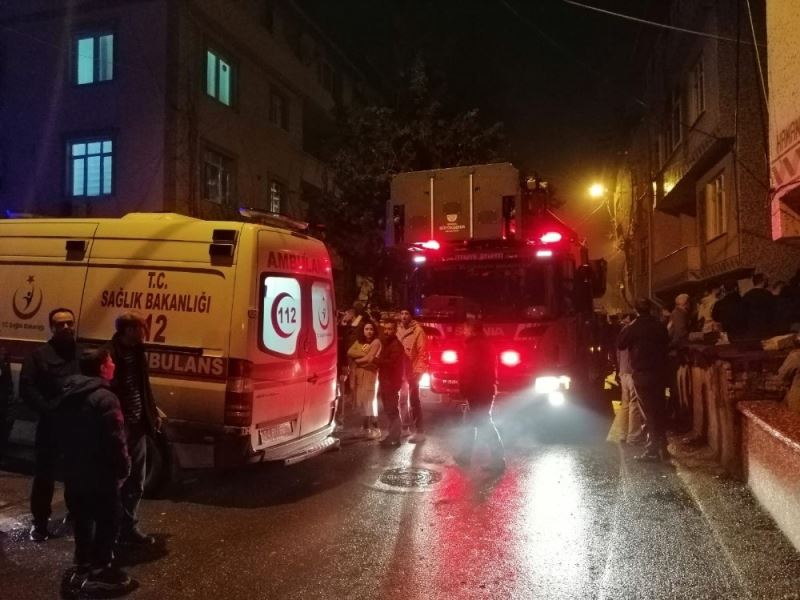 Gecekondunun çatısında yangın çıktı, 3 kişi mahsur kaldı
