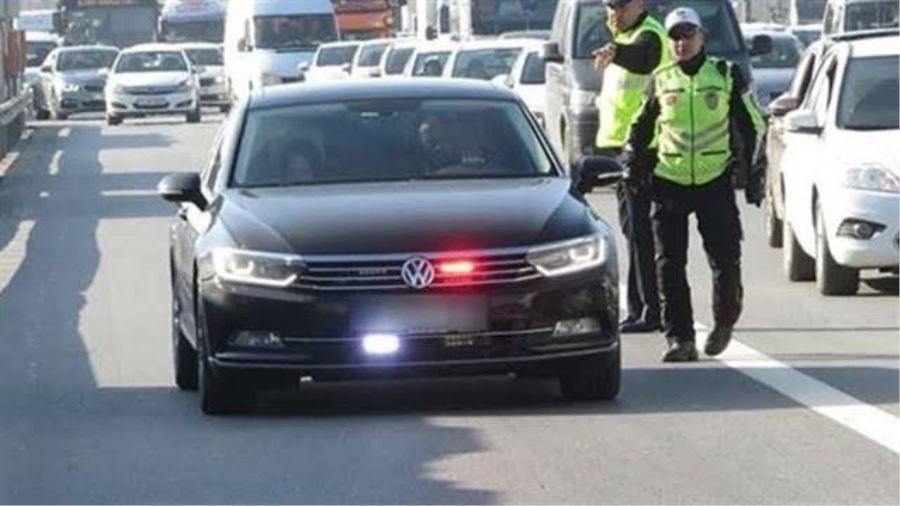 İstanbul’da sabah erken saatlerde birçok noktada çakar ve emniyet şeridi uygulaması yapıldı.