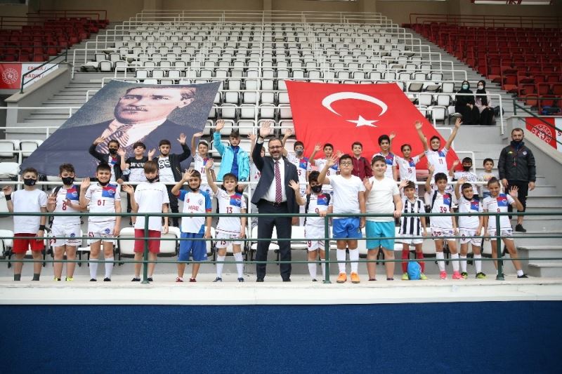 Bakan Kasapoğlu, Güngören’deki spor tesislerinde incelemelerde bulundu
