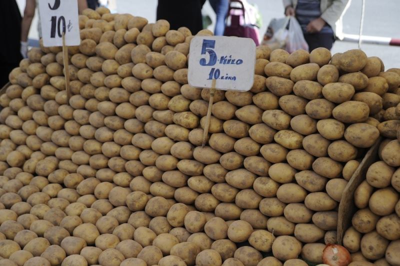 Depoya girmeyen patates şehirde 2 lira
