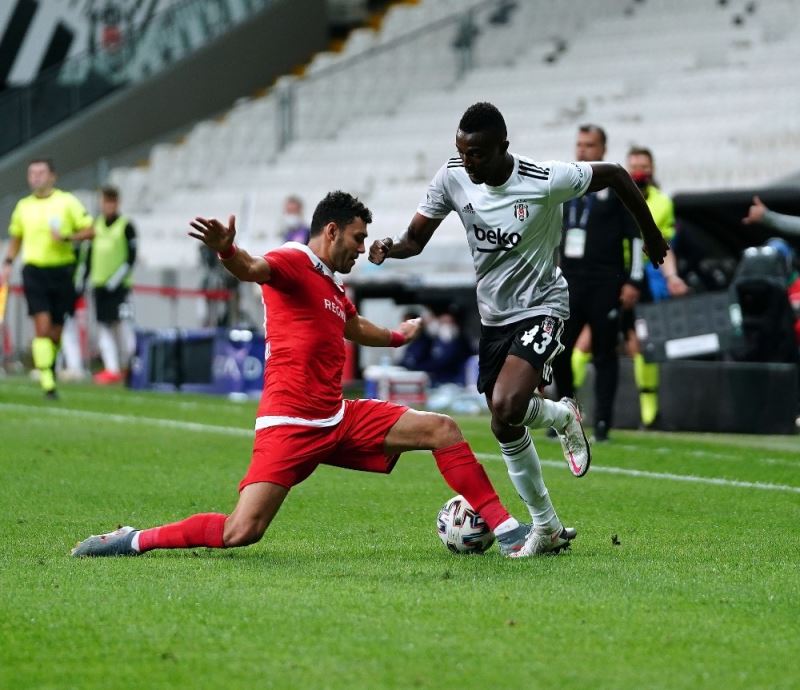 Beşiktaş’ta Mensah’ın Covid-19 testi pozitif çıktı
