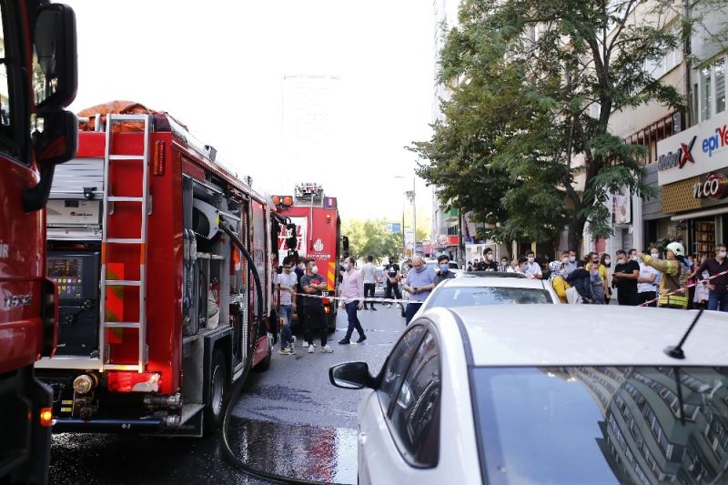 (ÖZEL) Şişli’de 7 katlı binanın elektrik panosunda korkutan patlama
