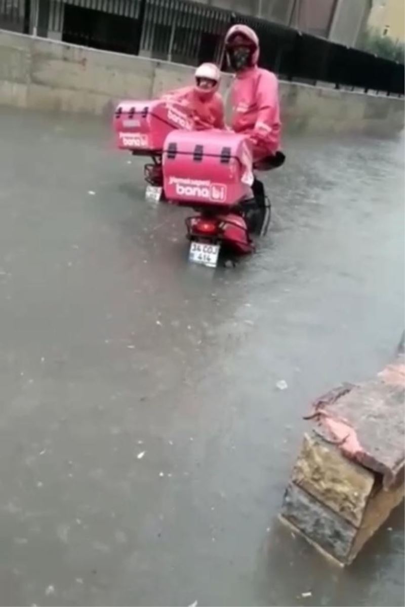 Yoğun yağış sonrası sipariş götüren motosikletli kuryeler mahsur kaldı
