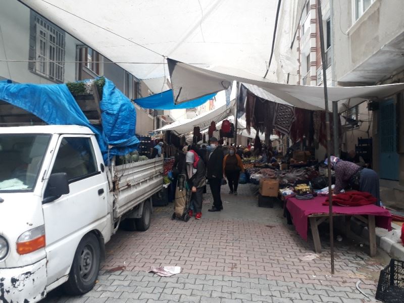 Sokak ortasında kurulan pazar vatandaşlara zor anlar yaşatıyor
