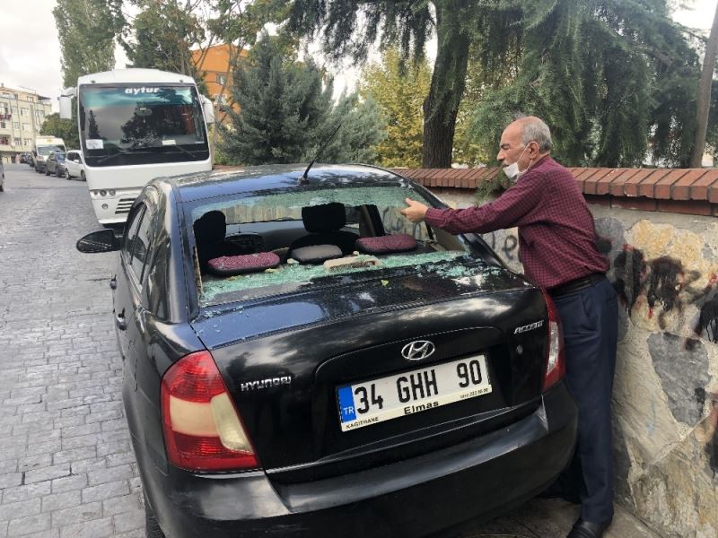 (Özel) Beyoğlu’nda park halindeki 4 aracın camını çekiçle kırdılar