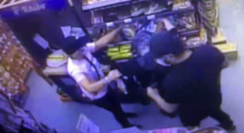 (Özel) İstanbul’da yaşlı kadına yankesici dehşeti kamerada