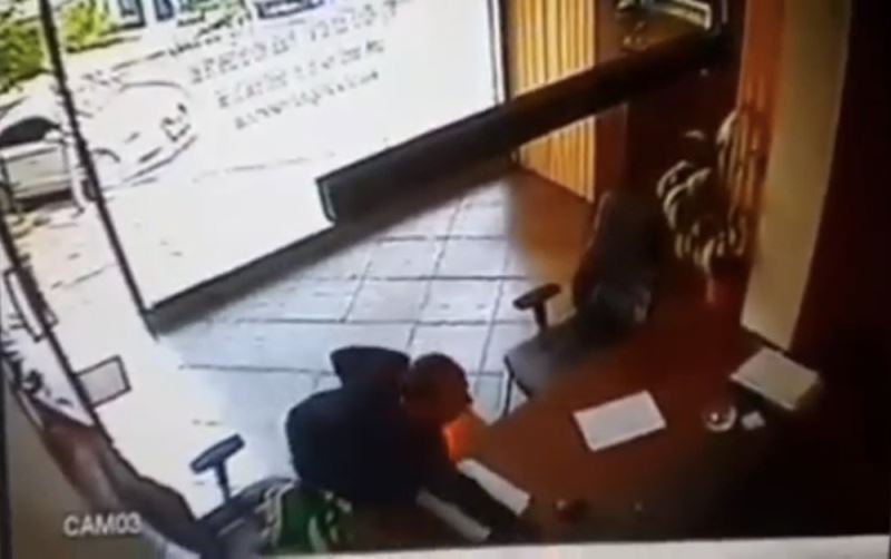 (Özel) İstanbul’un göbeğinde telefon hırsızına meydan dayağı kamerada
