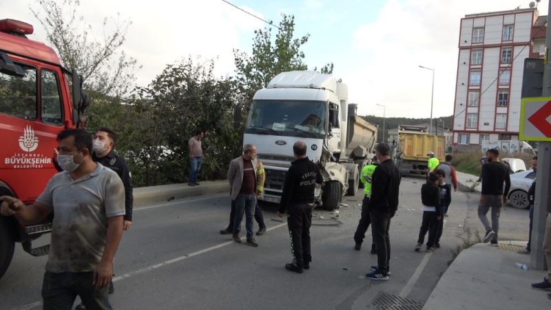 Arnavutköy’de hafriyat kamyonları kaza yaptı: 1 yaralı
