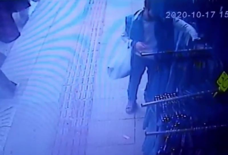 (Özel) İstanbul’da güpegündüz etek hırsızlığı kamerada
