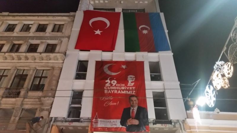 Taksim’de 29 Ekim Cumhuriyet Bayramı öncesi Türk ve Azerbaycan bayrakları asıldı
