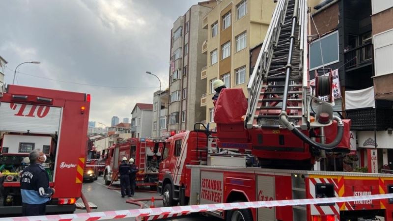 Üsküdar’da korkutan iş yeri yangını: Su hortumuyla itfaiyeye yardım ettiler
