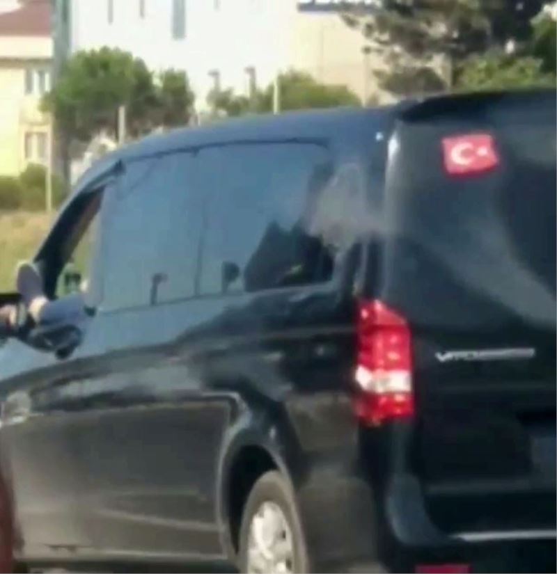 (Özel) İstanbul trafiğinde ayağını dışarı çıkartıp “makas” atan maganda kamerada