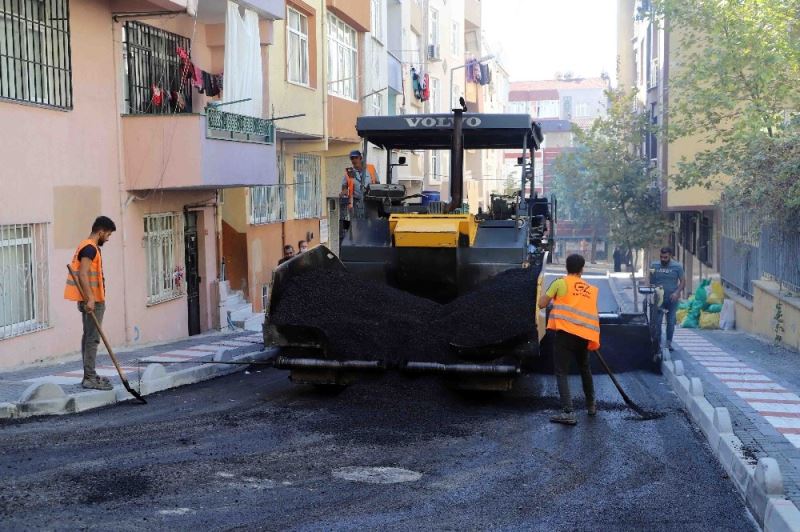 Bağcılar’da yollar asfaltlanarak konforlu hale getiriliyor
