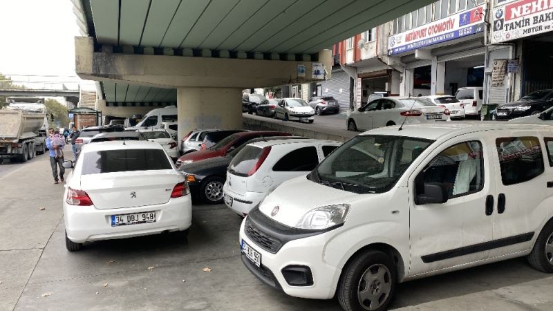 Kapalı otoparklar dolunca köprü ve viyadük altları otoparka döndü