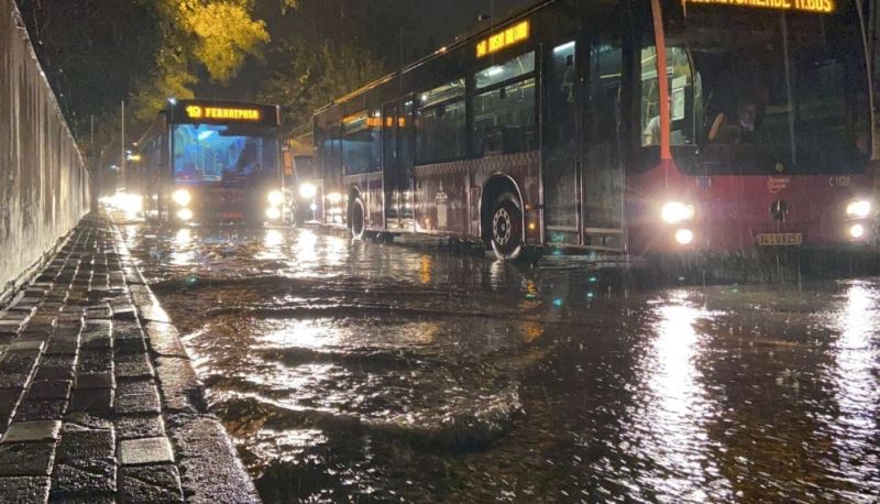 Kadıköy’de yollar göle döndü, araçlar ilerlemekte zorlandı