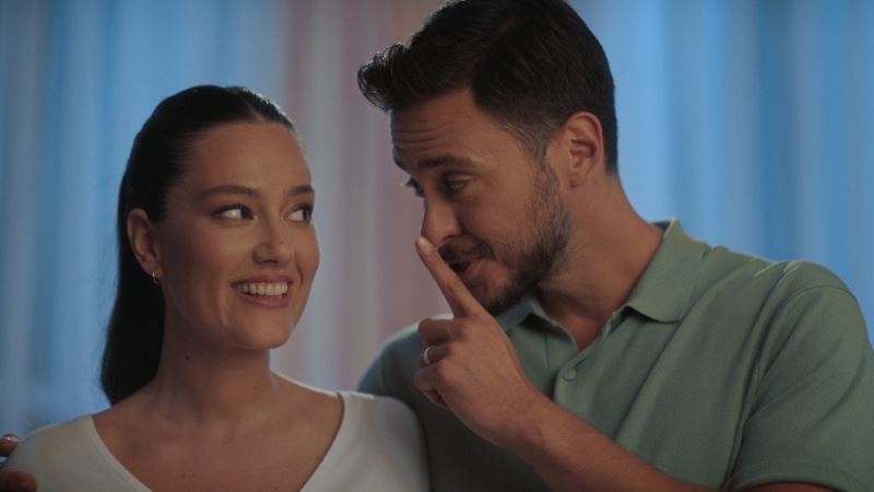 Pelin Akil-Anıl Altan çifti ikiz bebekleriyle yeni reklam filminde
