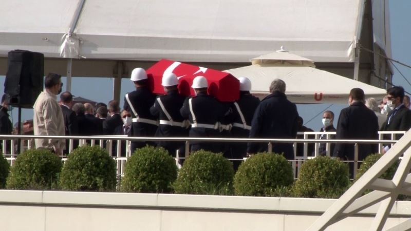 Eski Başbakan Mesut Yılmaz, Marmara Üniversitesi İlahiyat Fakültesi Camii’nde düzenlenen cenaze töreniyle son yolculuğuna uğurlanıyor.
