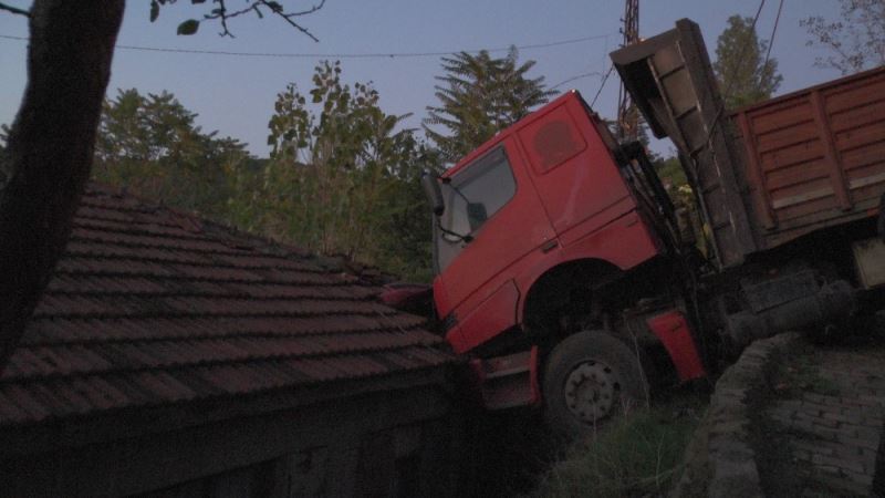 Maltepe’de freni boşalan kamyon gecekondunun çatısına uçtu
