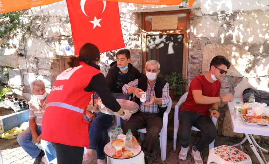 Kızılaydan Depremzedelere Sıcak Yemek