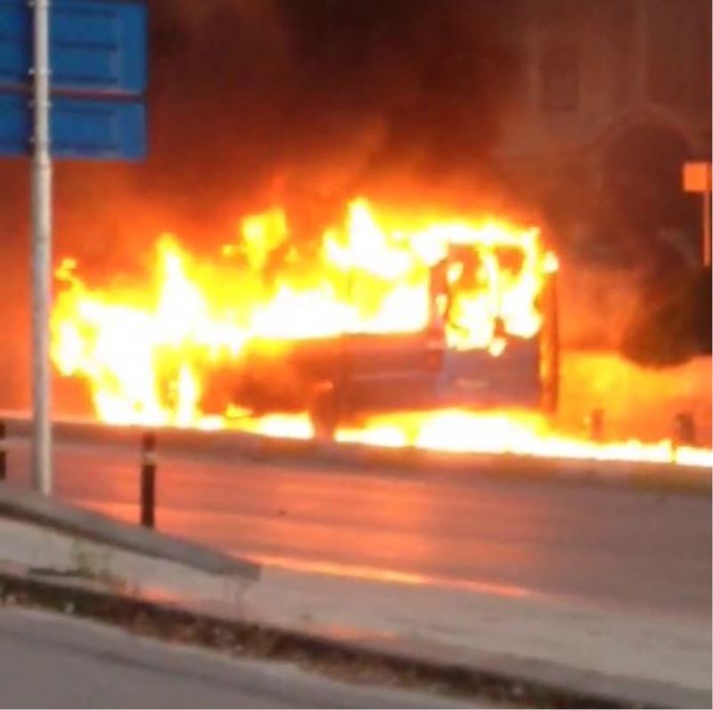 Maltepe’de minibüs alev alev yandı, faciadan dönüldü