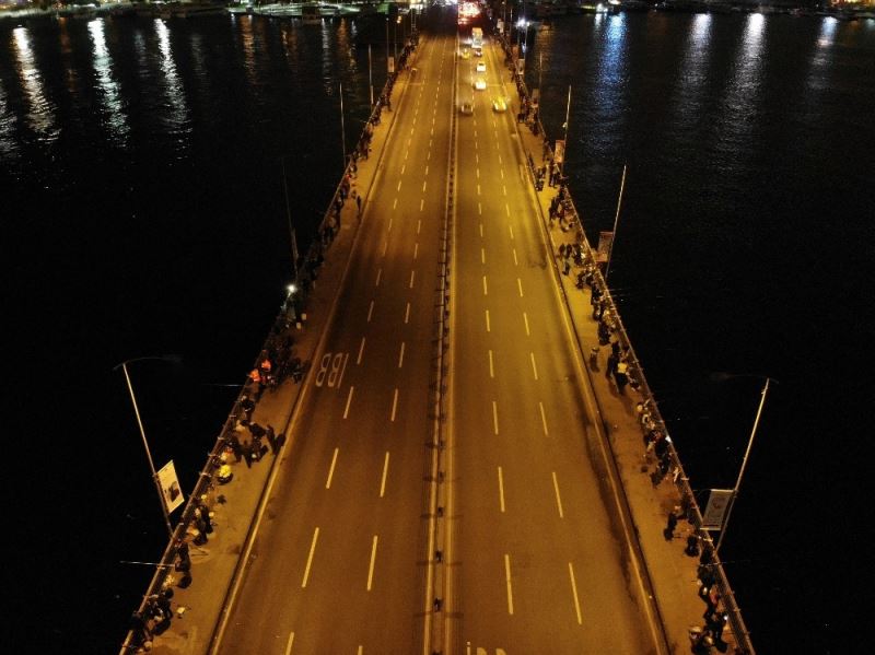 Galata köprüsünde olta balıkçılarının yoğunluğu havadan görüntülendi