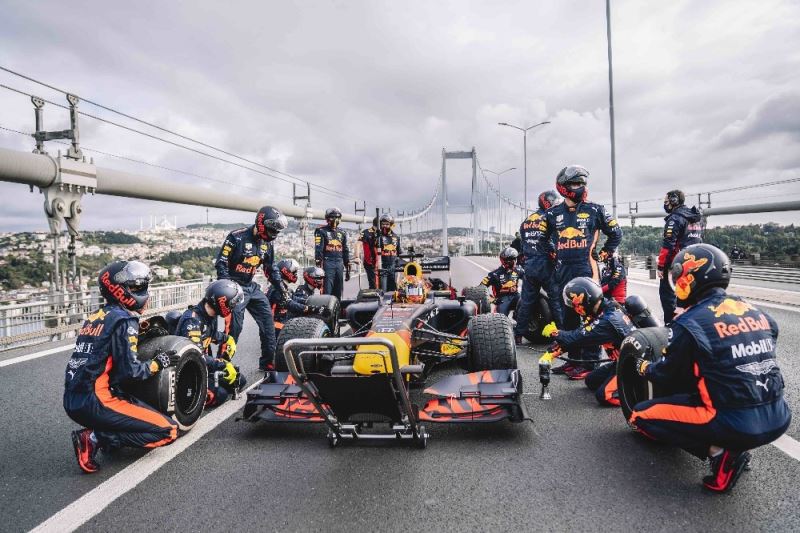 Red Bull Pit Stop Challenge’da en hızlı pit’i yaptılar, Albon ve Verstappen ile buluştular
