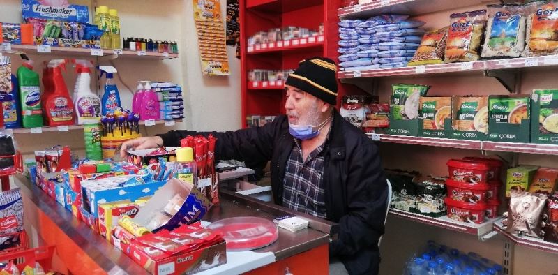 (Özel) İstanbul’da yaşlı adama markette ekmek bıçağıyla gasp girişimi
