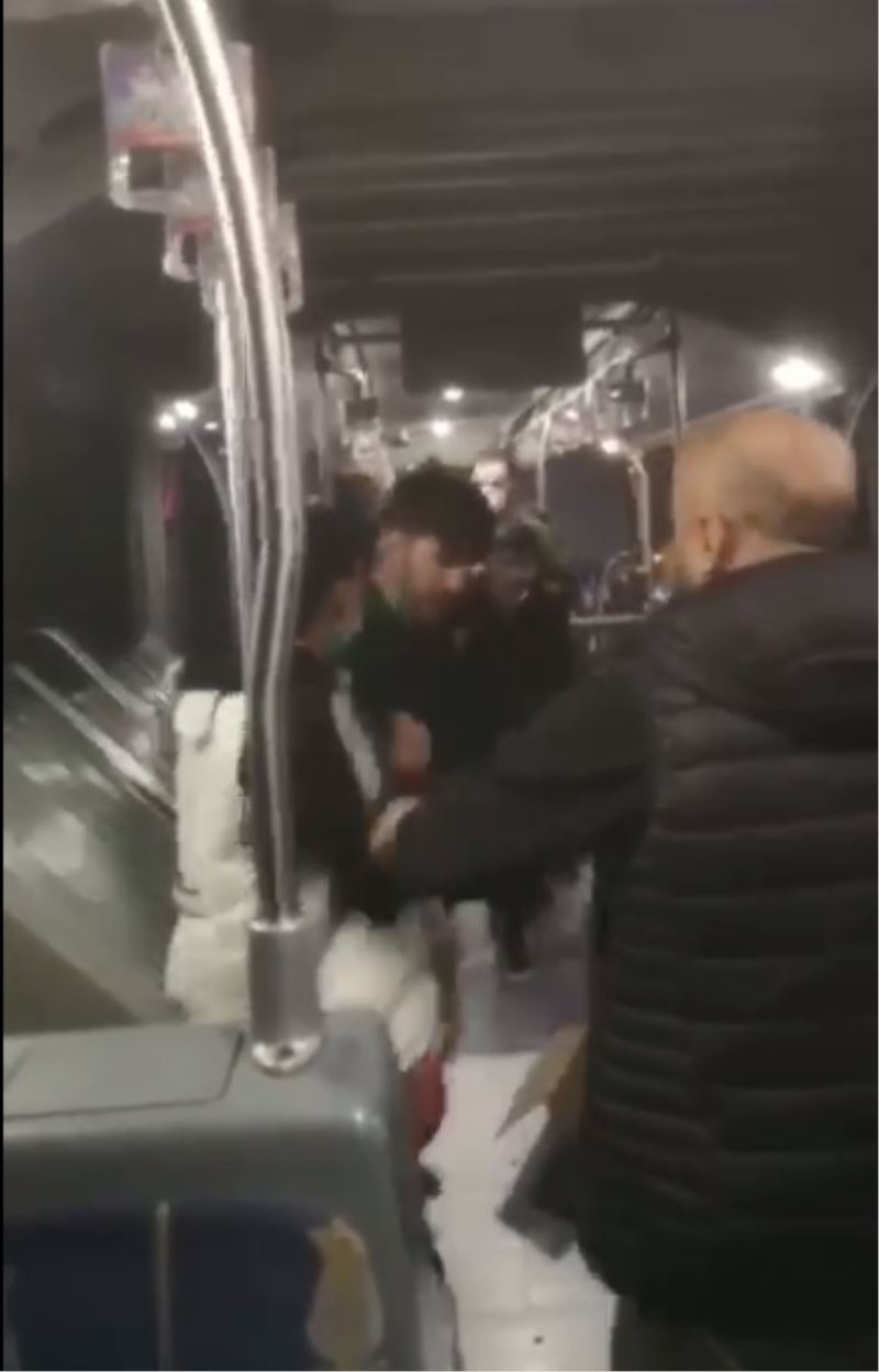 (Özel) Metrobüste bıçaklı yan baktın kavgası kamerada