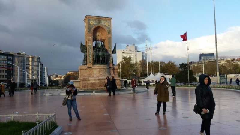 Kısa süreli yağmurun ardından çıkan gökkuşağı görenleri mest etti
