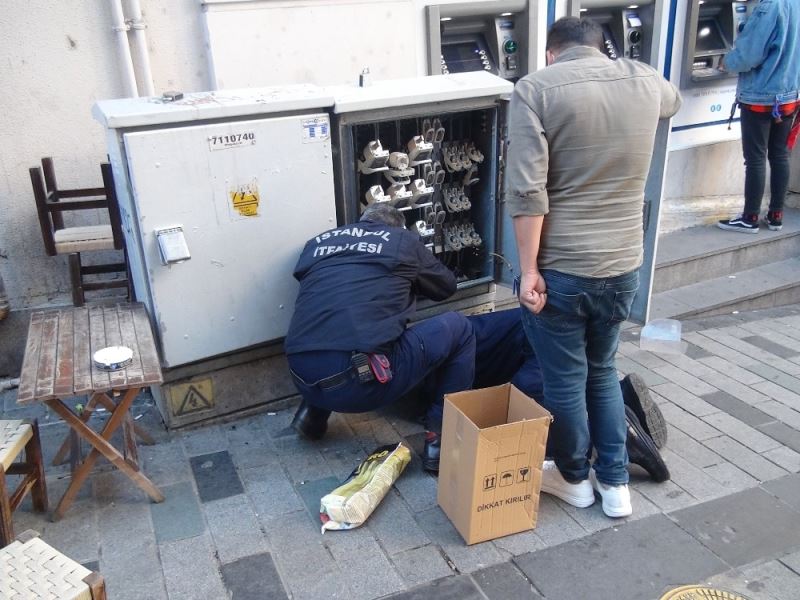 Elektrik panosuna sıkışan kediyi itfaiye kurtardı
