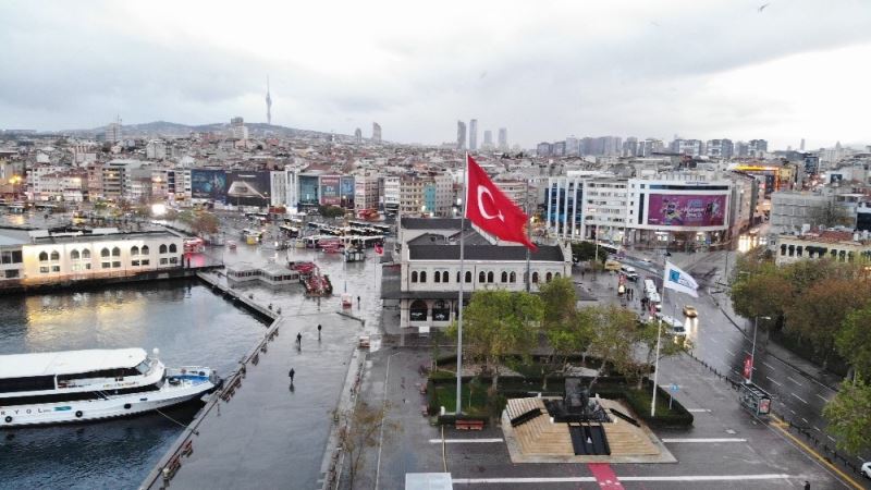 Sokak kısıtlaması sonrası sessizliğe bürünen Üsküdar ve Kadıköy Meydanı havadan görüntülendi
