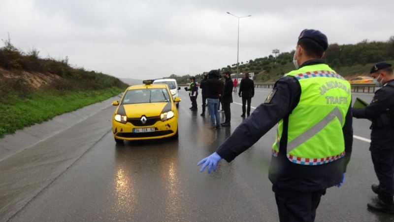 Araçlar durdurulup sürücüler korona virüs kurallarına karşı uyarıldı
