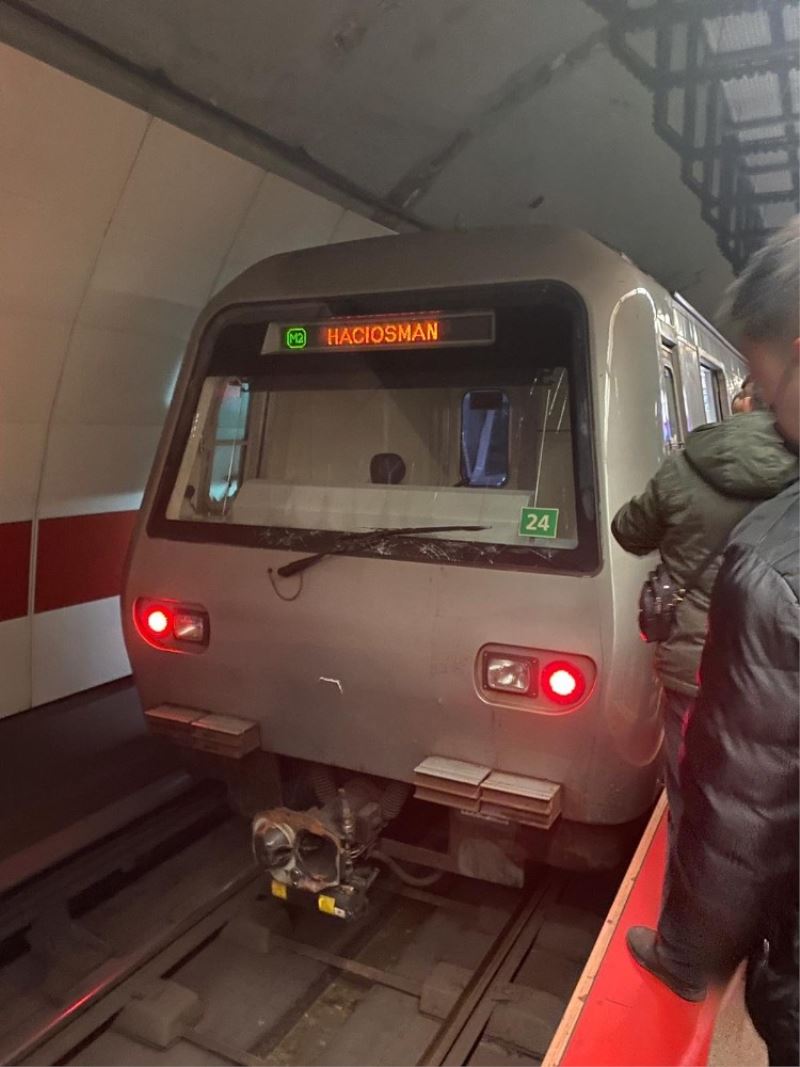 Taksim metrosunda raylara atlayan şahıs öldü
