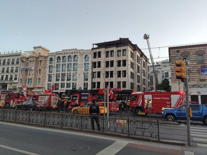 Beyazıt’ta inşaat halindeki otelde çıkan yangın paniğe yol açtı
