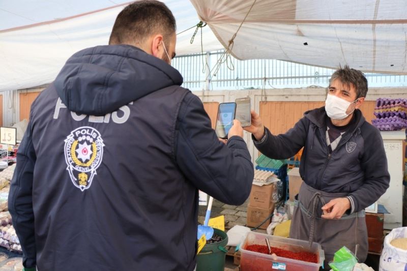 Sultanbeyli’deki pazar yerleri koronavirüs tedbirleri kapsamında düzenli olarak denetleniyor
