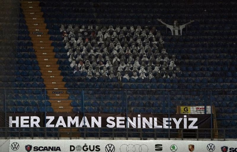 Beşiktaşlı futbolcular taraftarı selamladı!
