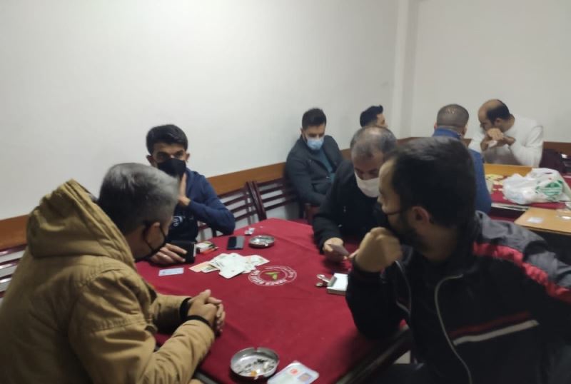 (Özel) Kağıthane polisinden ruhsatsız kıraathaneye baskın kamerada