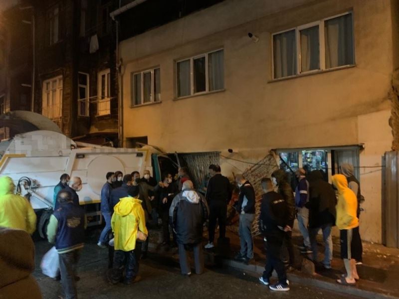 Beyoğlu’nda freni boşalan çöp kamyonu  bir evin kapısına çarptı
