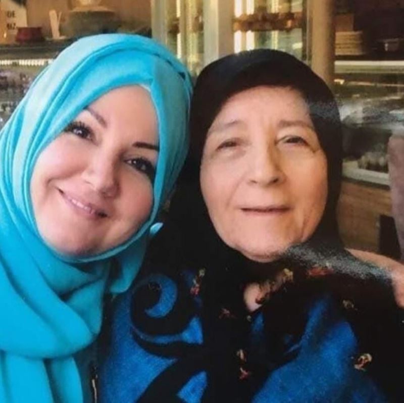 İkbal Gürpınar’ın annesi korona virüs nedeniyle hayatını kaybetti
