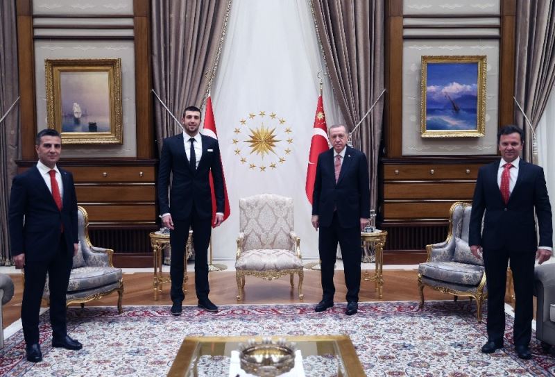 Cumhurbaşkanı Erdoğan, milli yüzücü Emre Sakçı‘yı kabul etti
