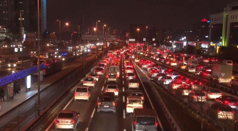 Sokağa çıkma kısıtlamasına dakikalar kala İstanbul trafiğinde yoğunluk
