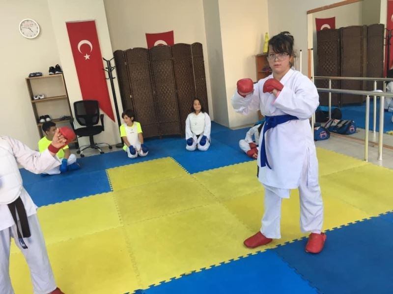 İrem Diri, karate ile engellerini aştı
