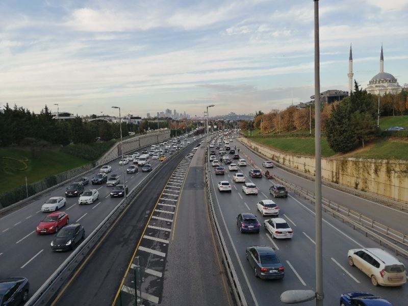 56 saat sürecek kısıtlama öncesi 15 Temmuz Şehitler Köprüsünde trafik yoğunluğu
