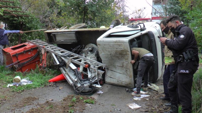 Dik rampadan çıkamayan kamyonet devrildi: 2 yaralı
